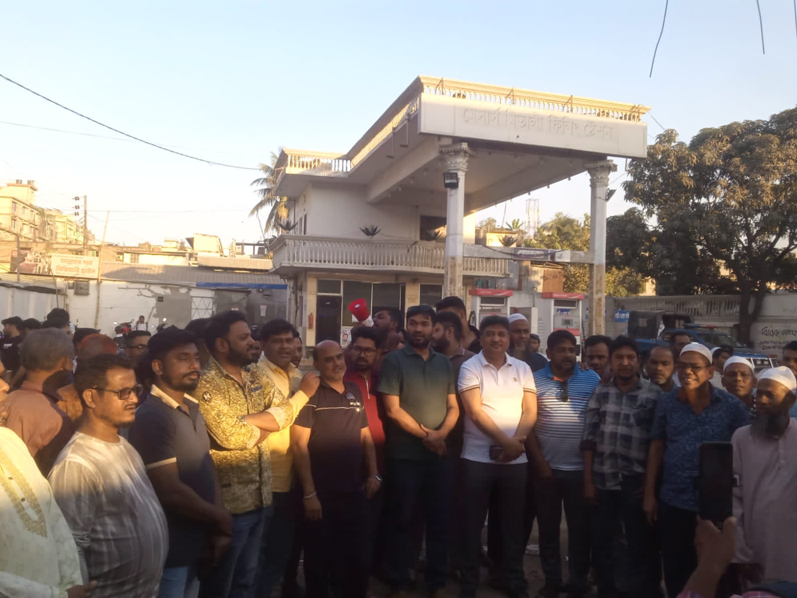 টঙ্গীতে শেখ হাসিনার “ফাঁসির আদেশ” উদযাপন: সুমনের আনন্দ মিছিলে মিষ্টি বিতরণ