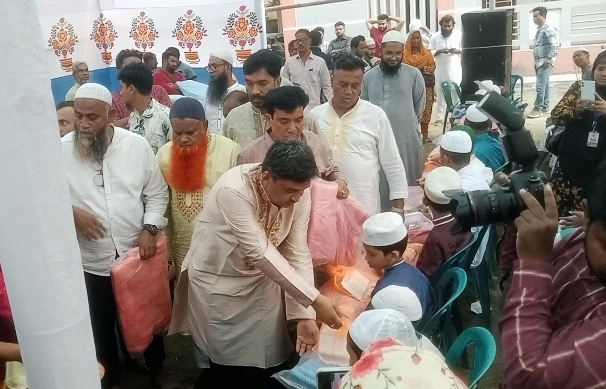 তারেক রহমানের জন্মবার্ষিকীতে টঙ্গীতে অসহায়দের মাঝে খাবার ও শীতবস্ত্র বিতরণ করেন সুমন সরকার 