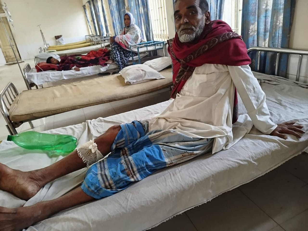 শ্রীপুরে বৃদ্ধ বাবার উপর অতর্কিত হামলাকারীদের বিচারের দাবিতে মেয়ের আহাজারি।