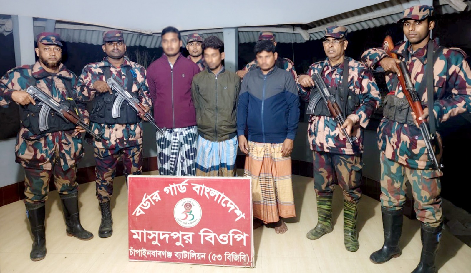 সীমান্তে ০২(দুই) জন ভারতীয় গরু চোরাকারবারি ও তাদের (এক) বাংলাদেশী সহযোগীসহ আটক 