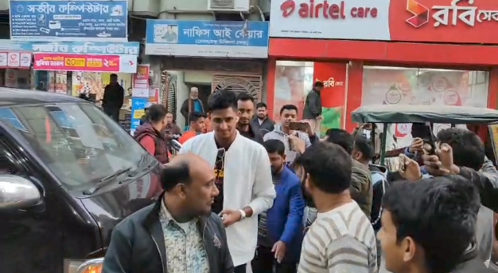 জাতীয় ক্রিকেট দলের নাহিদ রানা ও শরিফুল ইসলাম চাঁপাইনবাবগঞ্জ ‘লুক চেঞ্জ’ জেনস্ পার্লার পরিদর্শন