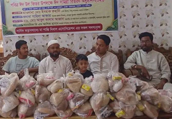 ১৫০ পরিবারের মাঝে ঈদ সামগ্রী বিতরণ করলেন মা শান্তি নিবাস এসোসিয়েশন।