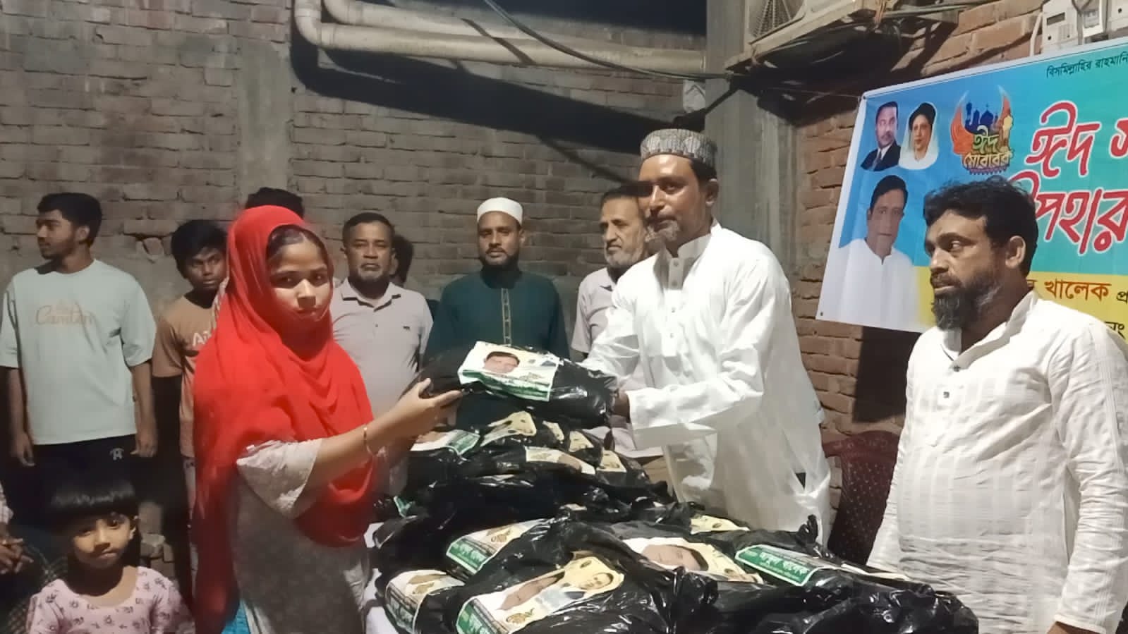 গাজীপুরে কাউন্সিলর পদপ্রার্থী আব্দুল খালেকের উদ্যোগে ১,০০০ পরিবারের মাঝে ঈদ উপহার বিতরণ