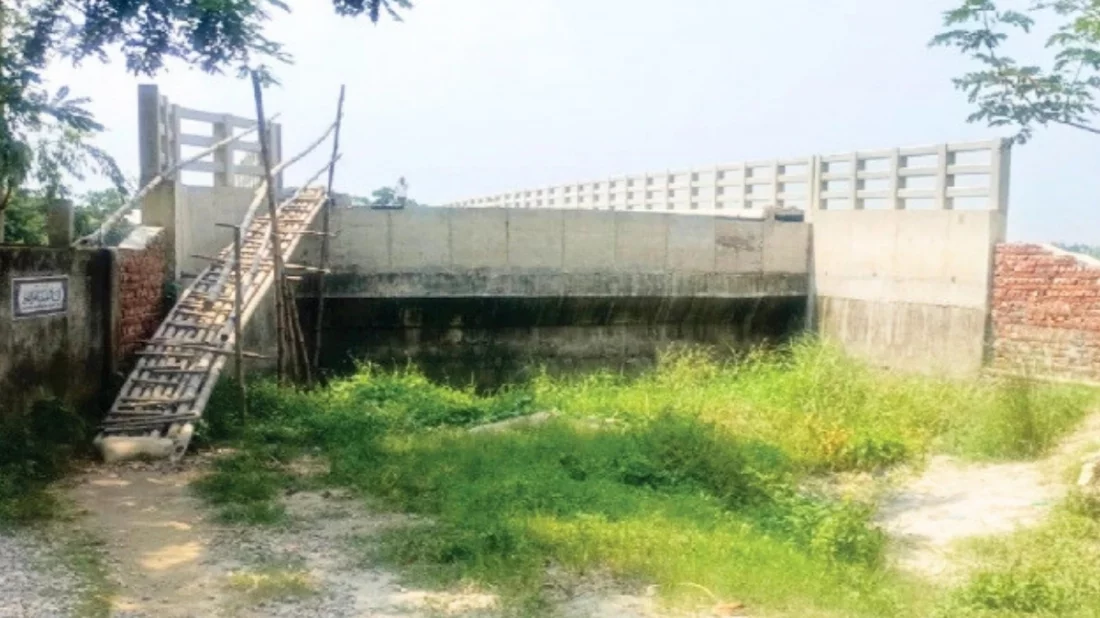 কোটি টাকার সেতুতে উঠতে ১০ হাজার মানুষের ভরসা বাঁশের সাঁকো