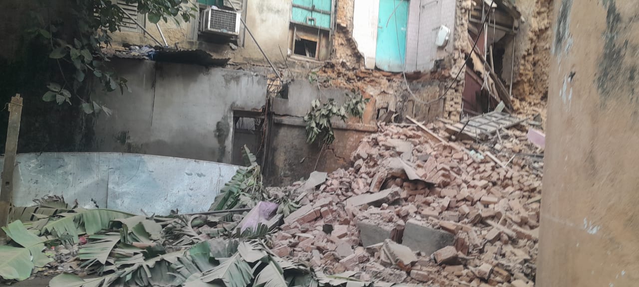 চার নম্বর ডেকারস লেনের একটি তিনতলা বাড়ির অর্ধেক অংশ হুড় মুড়িয়ে ভেঙে পড়লো।