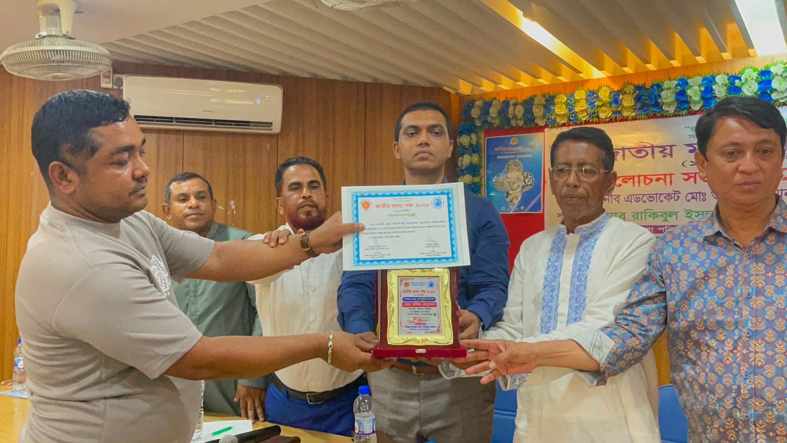 নবীনগরে শ্রেষ্ঠ মৎস্যচাষীর পুরস্কার পেলেন উদ্যোক্তা মনির হোসেন