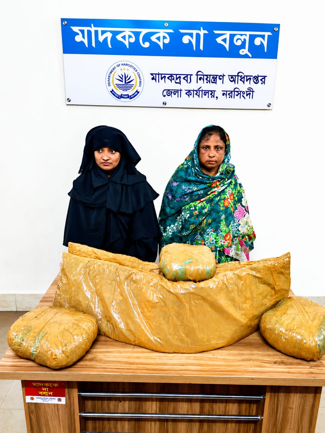 নরসিংদীর ভেলানগরে (১১)কেজি গাঁজা উদ্ধার, দুই নারী গ্রেপ্তার বাজারমূল্য প্রায় ২ লাখ ২০ হাজার টাকা