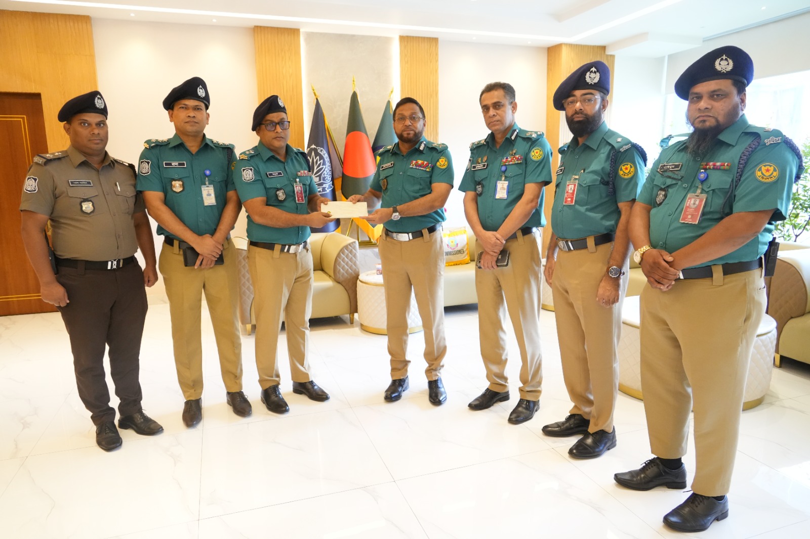 উত্তরায় সোয়া কোটি টাকা লুট: ক্লুলেস মামলার রহস্য উদ্ঘাটনে ডিএমপির উত্তরা বিভাগের ডিসিসহ পুলিশ কর্মকর্তাদের বিশেষ পুরস্কার প্রদান
