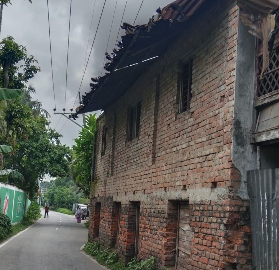 পিরোজপুরের কাউখালী থেকে নেছারাবাদ, বানারীপাড়া ও গরিয়ারপাড় হয়ে রাজধানী ঢাকায় যাওয়ার অন্যতম সংক্ষিপ্ত ও ব্যস্ততম সড়কে চরম ঝুঁকিপূর্ণ অবস্থায় দাঁড়িয়ে রয়েছে একটি জরাজীর্ণ পরিত্যক্ত ভবন।