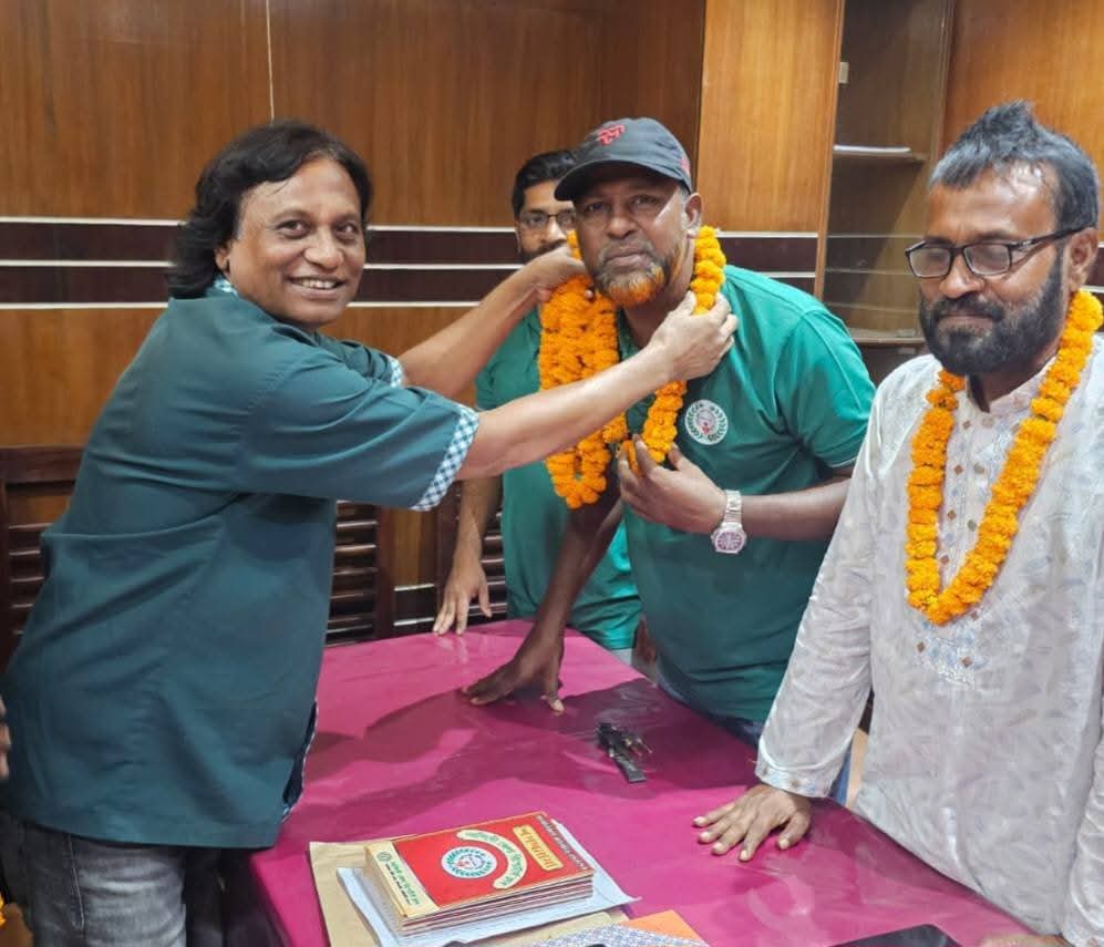 নরসিংদী জেলা রিপোর্টার্স ক্লাবের নবনির্বাচিত কমিটির শপথ গ্রহণ তৃতীয়বার সাংগঠনিক সম্পাদক নির্বাচিত হওয়ায় কৃতজ্ঞতা প্রকাশ 