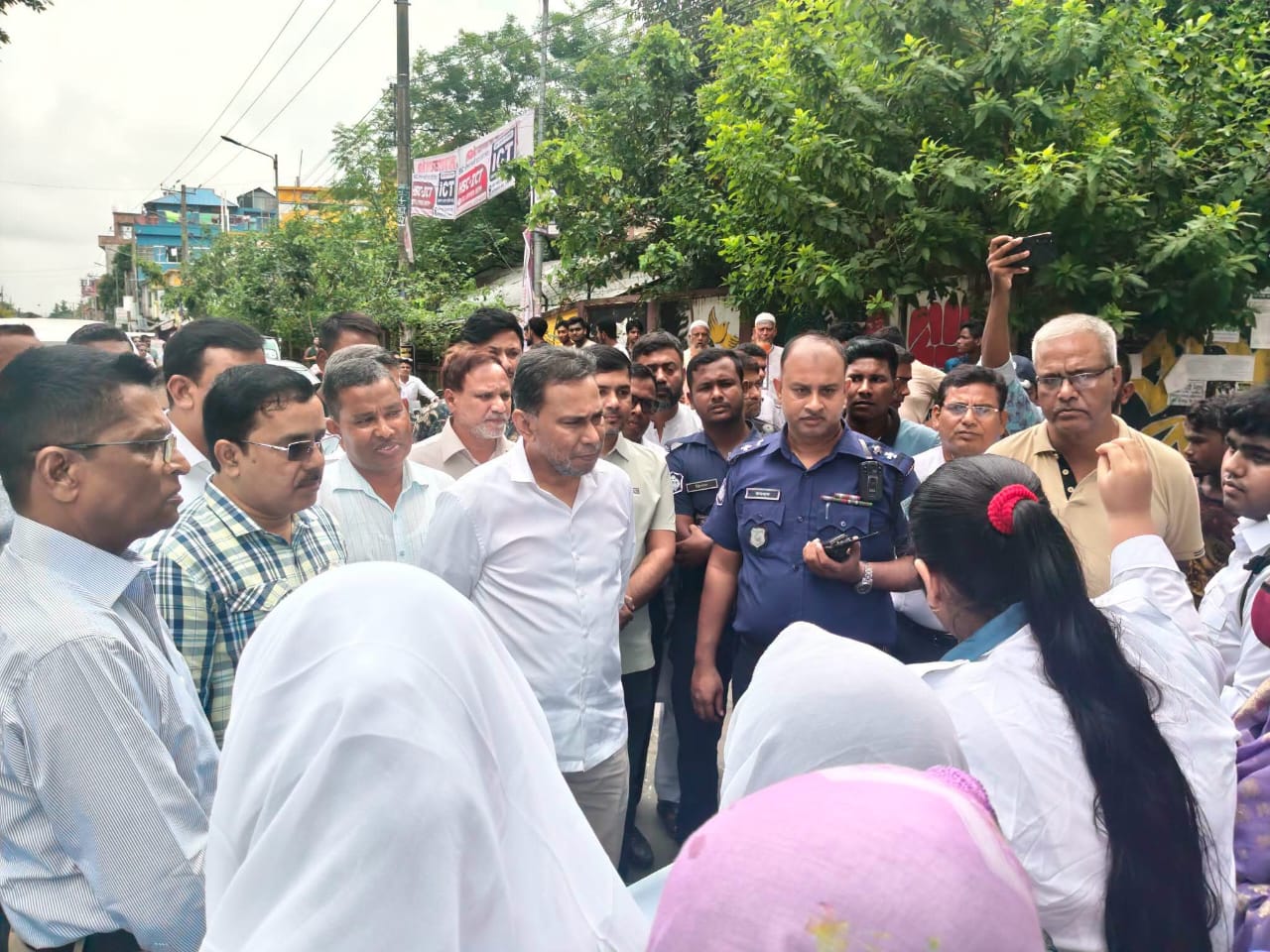 সৈয়দপুর সরকারি বিজ্ঞান কলেজে নিয়মিত শিক্ষার্থীদের ভর্তির দাবিতে সড়ক অবরোধ