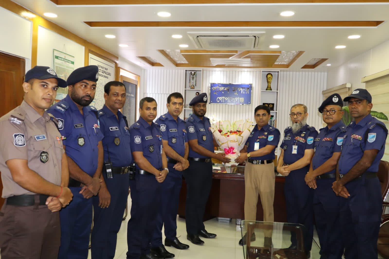 বিপিএম-সেবা পদক পাওয়ায় গোপালগঞ্জের পুলিশ সুপারকে ফুল দিয়ে শুভেচ্ছা ওসির