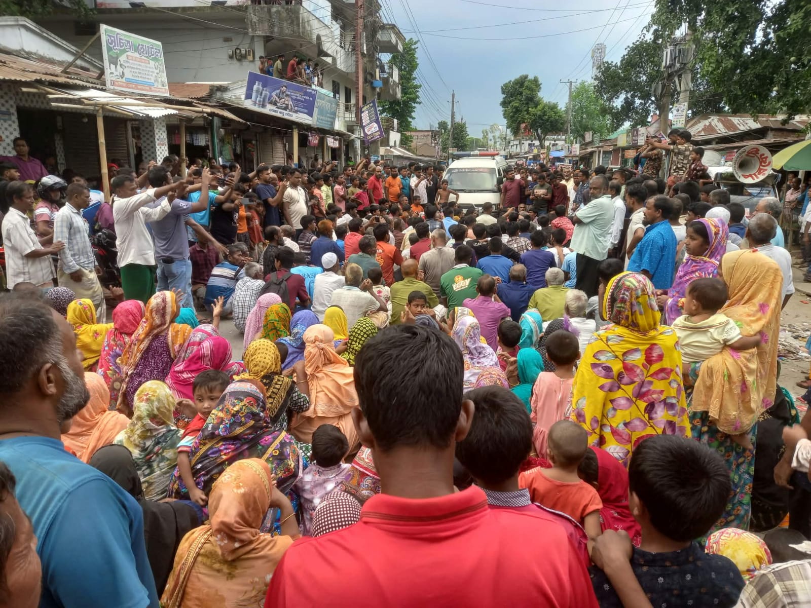 জলঢাকায় মকবুল হত্যার বিচার ও মিথ্যা মামলা প্রত্যাহারের দাবিতে মানববন্ধন ও সড়ক অবরোধ 