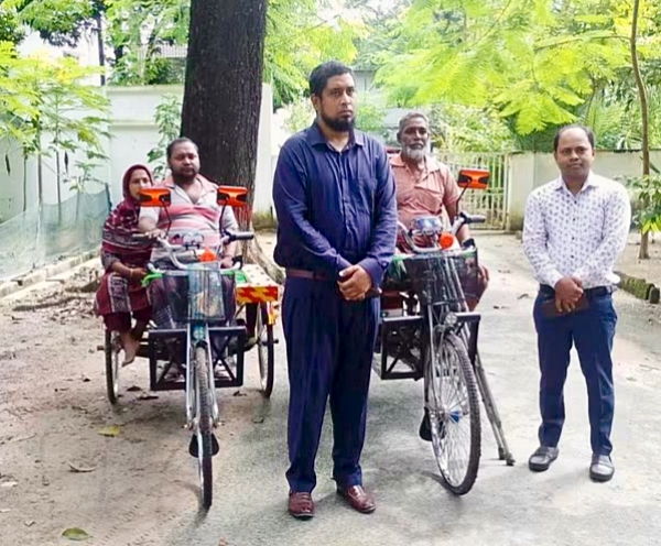 শার্শায় সরকারী সহায়তা হিসাবে ব্যাটারি চালিত ভ্যান গাড়ী পেলেন দুই অসহায় প্রতিবন্ধী 