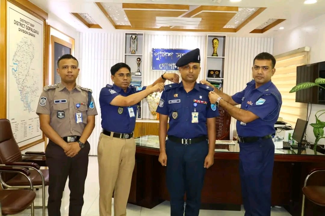 গোপালগঞ্জে দুই পুলিশ সদস্যের পদোন্নতি, র‍্যাংক ব্যাজ পরিয়ে দিলেন পুলিশ সুপার