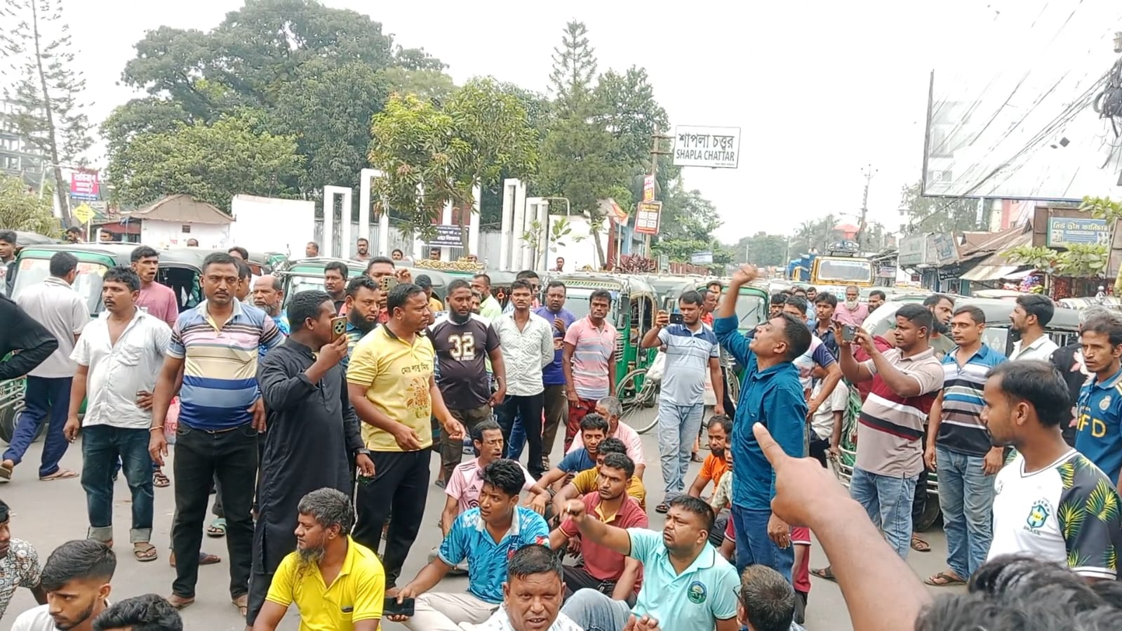 কুড়িগ্রামে সিএনজি চলাচলের অনুমতির দাবিতে চালকদের সড়ক অবরোধ