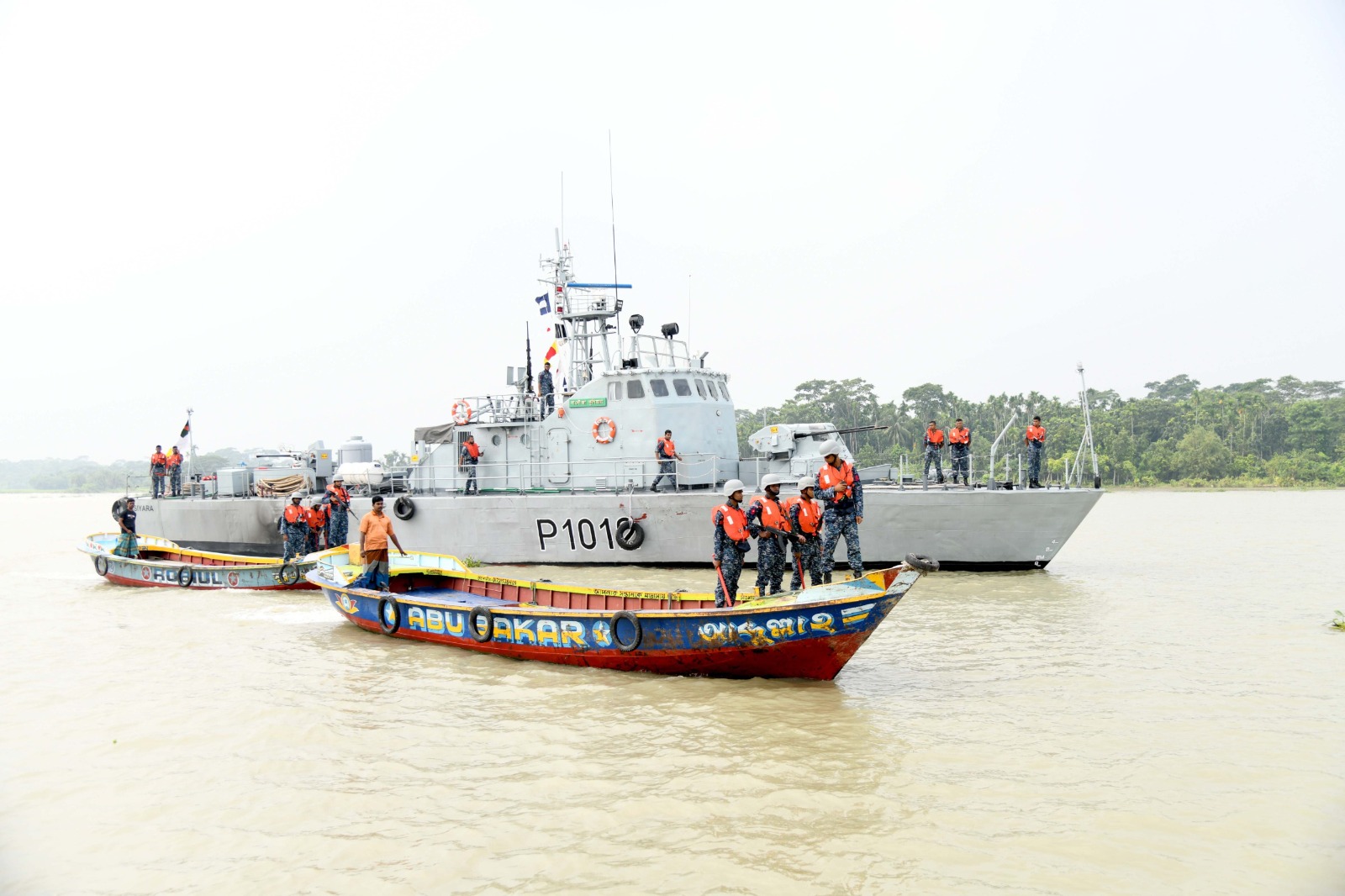 মা ইলিশ রক্ষায় সাগর-নদীতে নৌবাহিনীর কঠোর নজরদারি