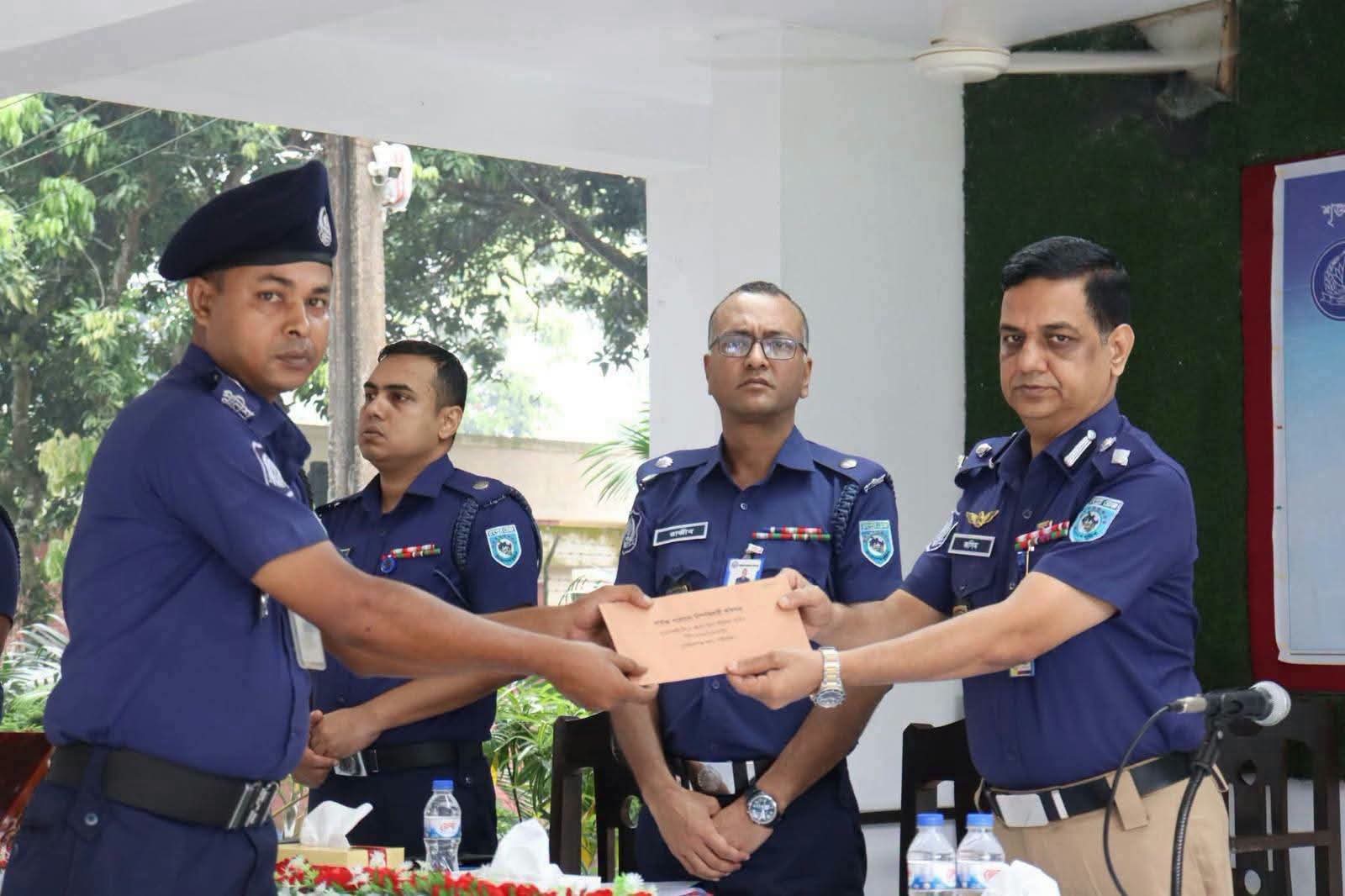 গাইবান্ধায় শ্রেষ্ঠ হলেন গোবিন্দগঞ্জ থানার তিন পুলিশ কর্মকর্তা।