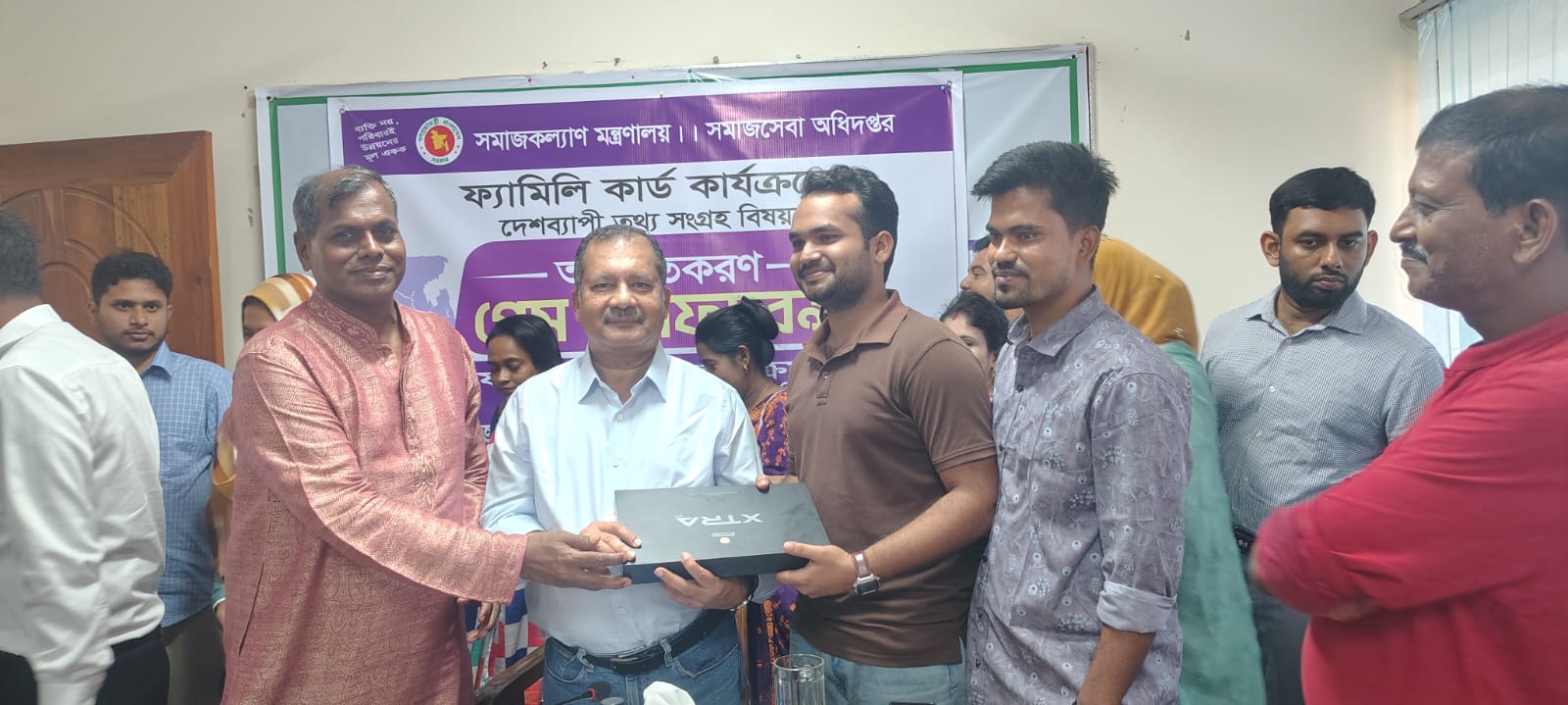 আগৈলঝাড়ায় ফ্যামিলি কার্ডের তথ্য সংগ্রহ শুরু দুই ইউনিয়নে