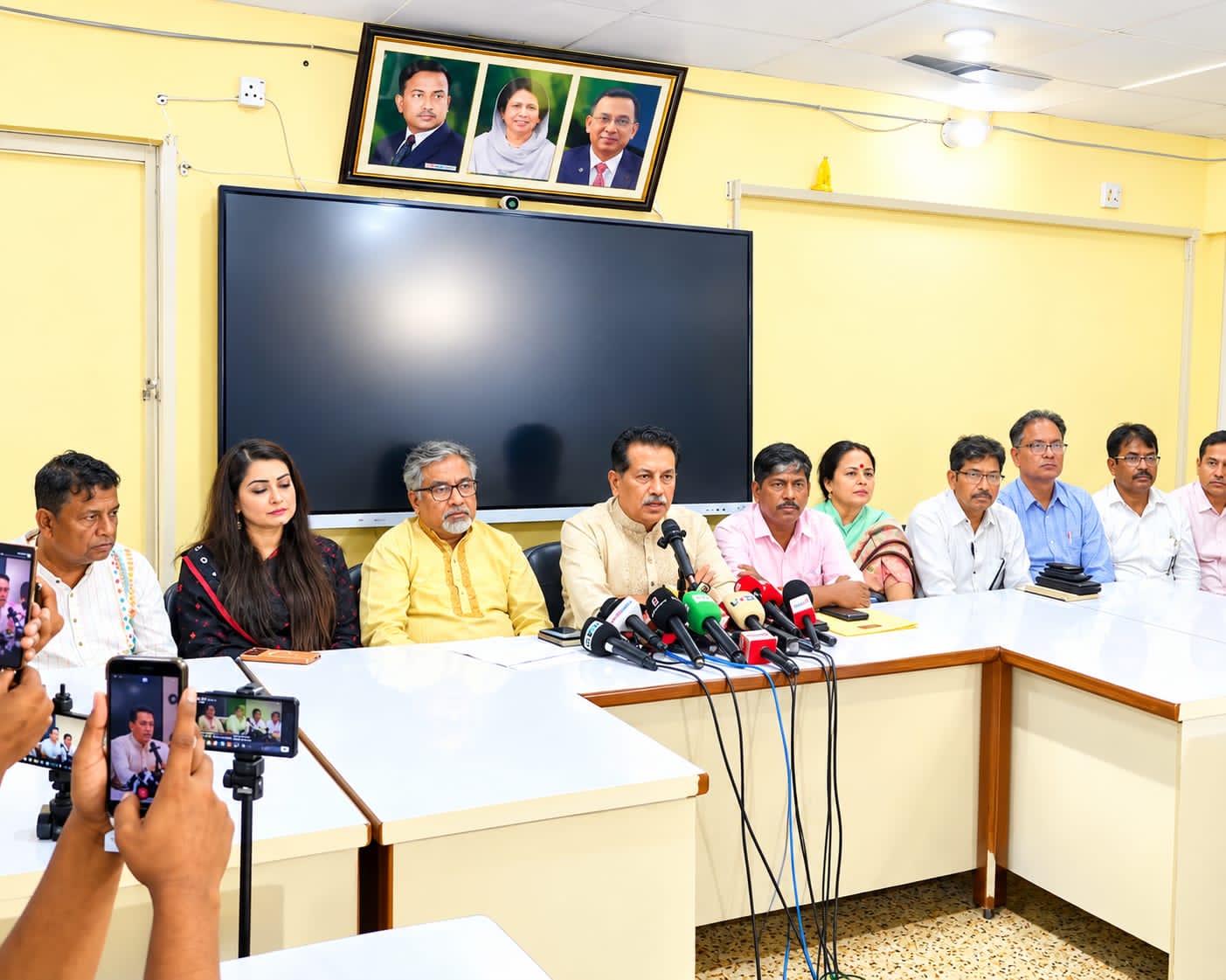 শারদীয় দুর্গাপূজা উপলক্ষে বিএনপির পর্যবেক্ষণ কমিটির সভা শেষে খায়রুল কবির খোকনের সাংবাদিকদের ব্রিফিং