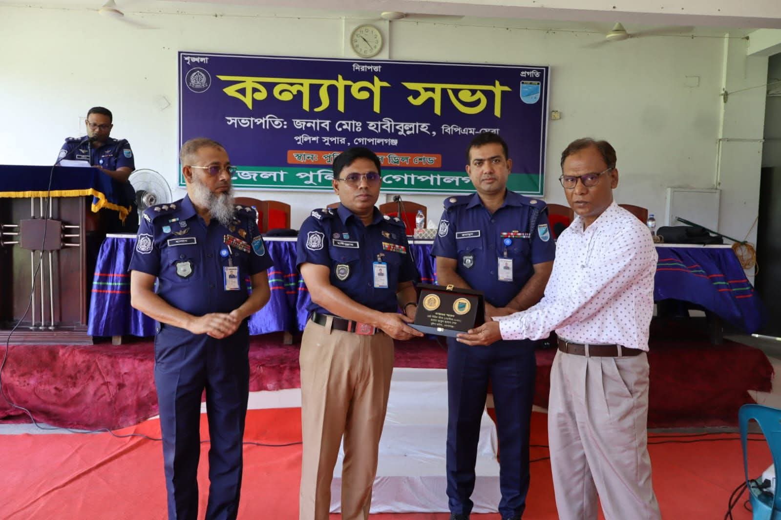 গোপালগঞ্জ জেলা পুলিশে কর্মদক্ষতার স্বীকৃতি পেলেন স্টেনো আবুল হাসান।