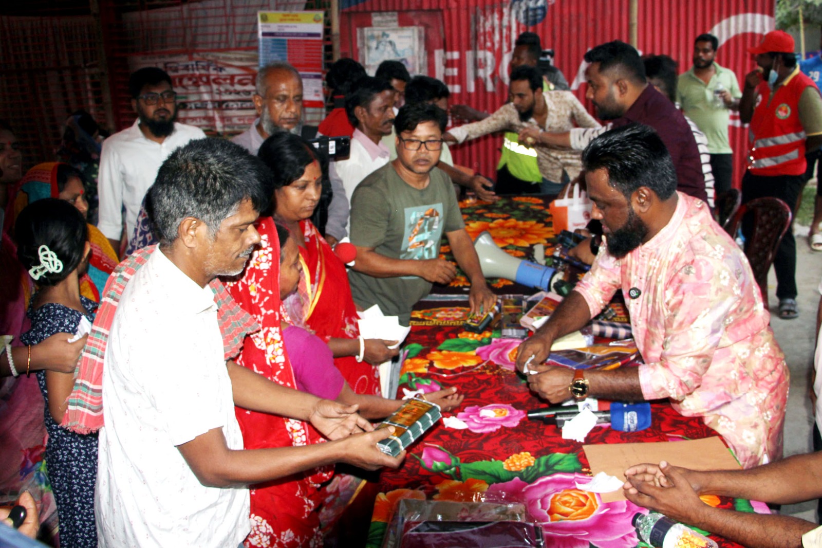 ধর্মীয় সম্প্রীতির বার্তা নিয়ে তুরাগে শাড়ি-লুঙ্গি ও নগদ অর্থ বিতরণ চান মিয়া বেপারীর