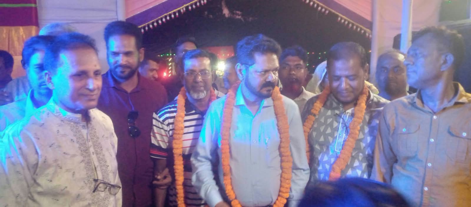 বটিয়াঘাটায় সনাতনীদের দুর্গা পূজাকে ঘিরে খুলনা-১ আসনের সাংসদ আমীর এজাজ খান’র বিভিন্ন মন্দির পরিদর্শন 