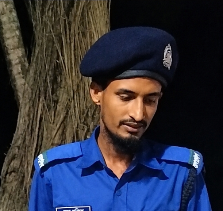 গোপালগঞ্জে গ্রাম পুলিশকে চড় মারার অভিযোগ চেয়ারম্যানের বিরুদ্ধে।