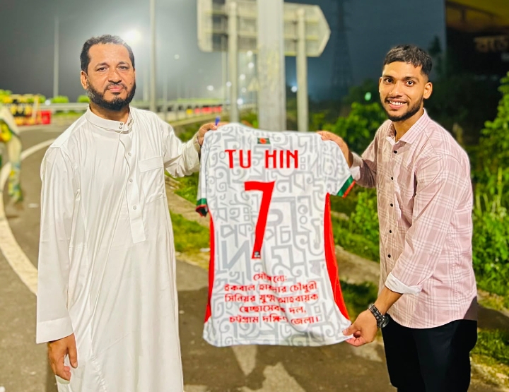 আমানউল্লাহ পাড়া এফসি খেলোয়াড়দের মাঝে চট্টগ্রাম দক্ষিণ জেলা স্বেচ্ছাসেবক দলের সিনিয়র যুগ্ম আহবায়ক ইকবাল হায়দার চৌধুরীর জার্সি উপহার